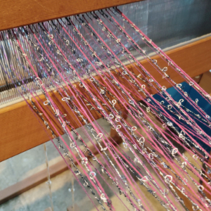 織り機に張られたたて糸